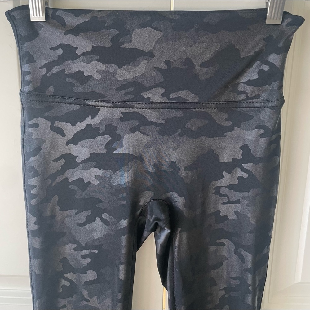 Spanx Faux Leather Camo Black High Waisted Leggings Size Small - Picture 3 of 9